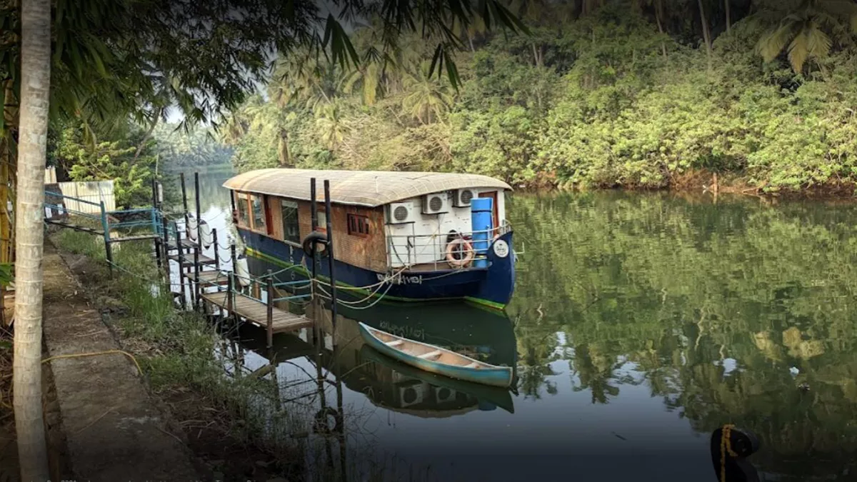 Houseboat Experience at Jellyfish